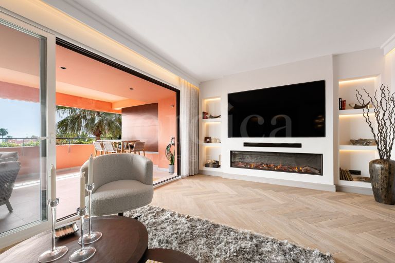 Penthouse d’angle de 3 chambres entièrement rénové avec vue sur la mer, dans un emplacement privilégié en deuxième ligne de plage