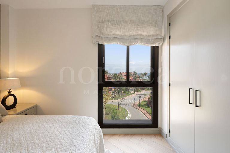 Penthouse d’angle de 3 chambres entièrement rénové avec vue sur la mer, dans un emplacement privilégié en deuxième ligne de plage