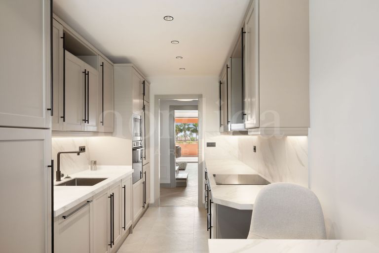 Penthouse d’angle de 3 chambres entièrement rénové avec vue sur la mer, dans un emplacement privilégié en deuxième ligne de plage
