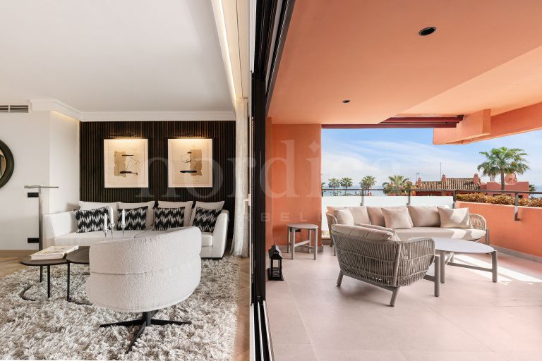 Penthouse d’angle de 3 chambres entièrement rénové avec vue sur la mer, dans un emplacement privilégié en deuxième ligne de plage