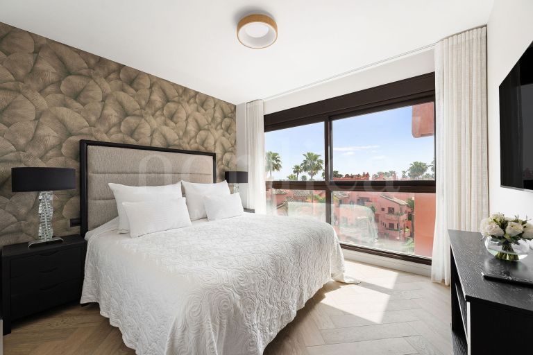 Penthouse d’angle de 3 chambres entièrement rénové avec vue sur la mer, dans un emplacement privilégié en deuxième ligne de plage
