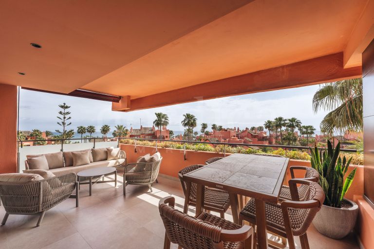 Penthouse d’angle de 3 chambres entièrement rénové avec vue sur la mer, dans un emplacement privilégié en deuxième ligne de plage