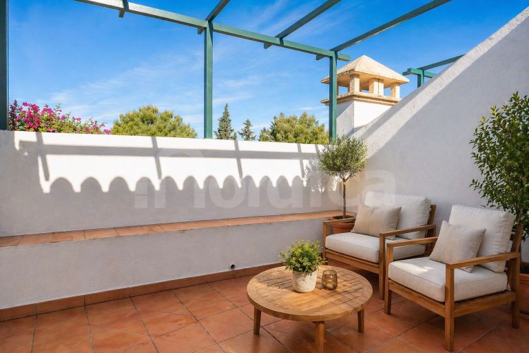 Ljus duplex takvåning med fantastisk havs- och bergsutsikt nära Centro Plaza