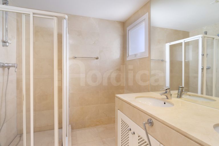 Bright Apartment with Prime Golf Valley Location