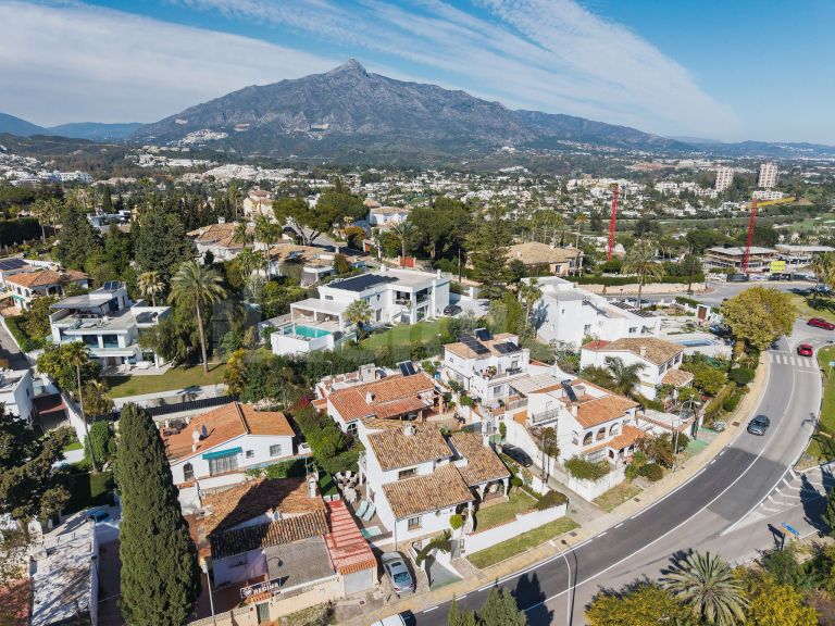 Elegant 4-Bedroom Villa for Sale in La Campana, Nueva Andalucía – Spacious Living Near Marbella