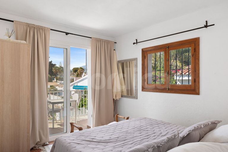 Elegant 4-Bedroom Villa for Sale in La Campana, Nueva Andalucía – Spacious Living Near Marbella