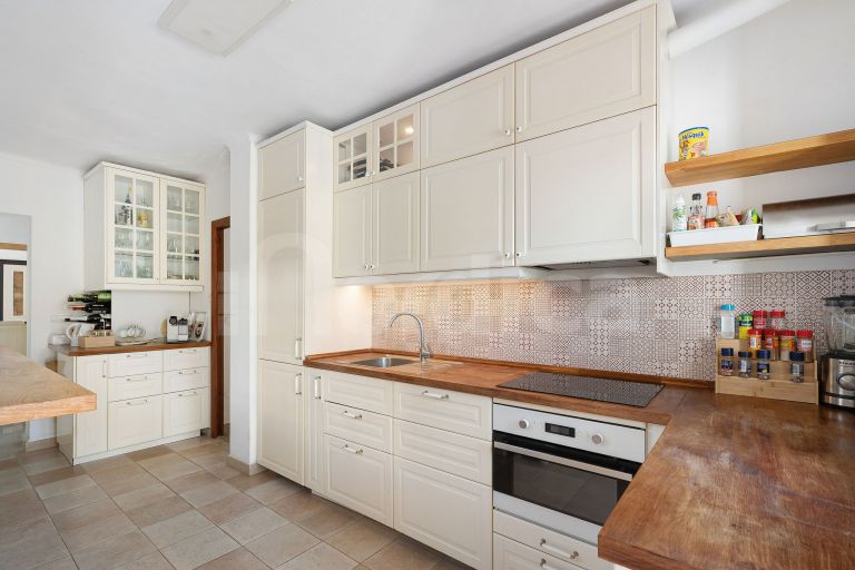 Elegant 4-Bedroom Villa for Sale in La Campana, Nueva Andalucía – Spacious Living Near Marbella