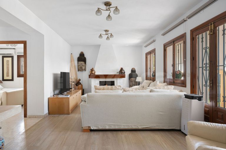 Elegant 4-Bedroom Villa for Sale in La Campana, Nueva Andalucía – Spacious Living Near Marbella