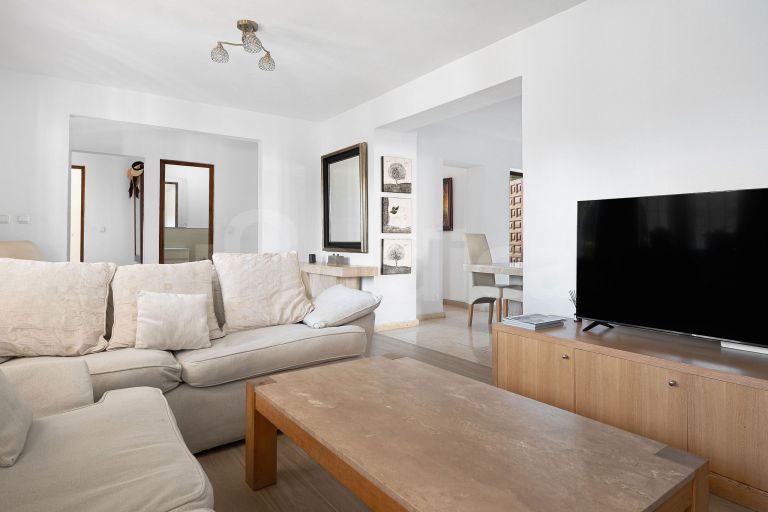 Elegant 4-Bedroom Villa for Sale in La Campana, Nueva Andalucía – Spacious Living Near Marbella