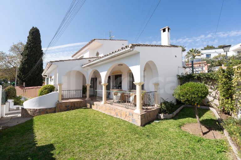 Elegant 4-Bedroom Villa for Sale in La Campana, Nueva Andalucía – Spacious Living Near Marbella