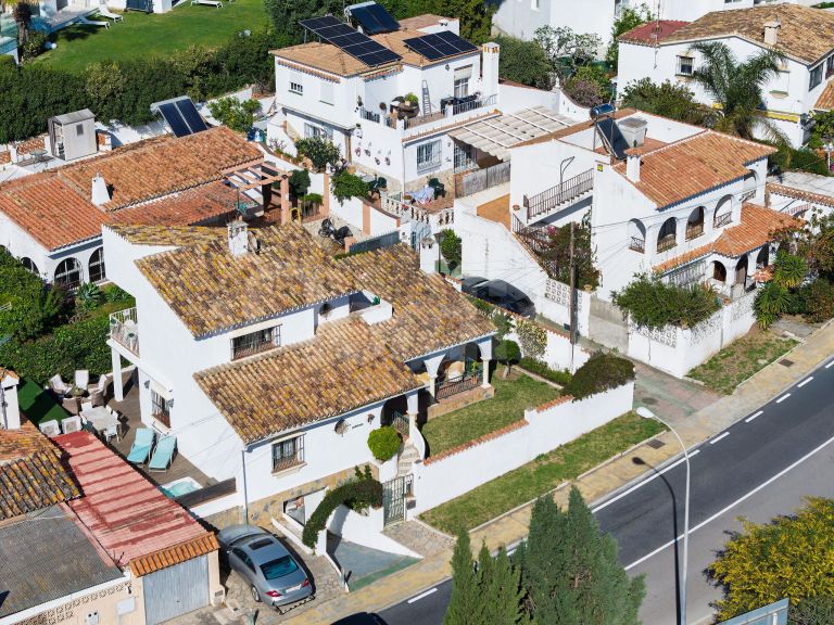 Elegant 4-Bedroom Villa for Sale in La Campana, Nueva Andalucía – Spacious Living Near Marbella