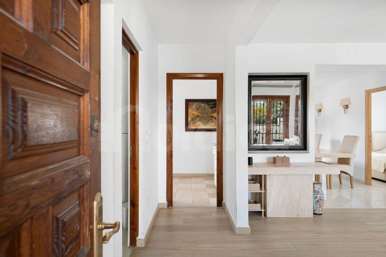 Elegant 4-Bedroom Villa for Sale in La Campana, Nueva Andalucía – Spacious Living Near Marbella