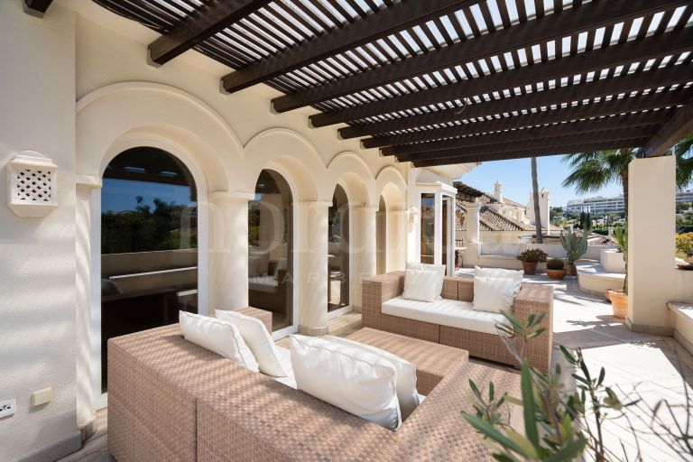 Zweistöckiges Penthouse zu verkaufen in Las Alamandas