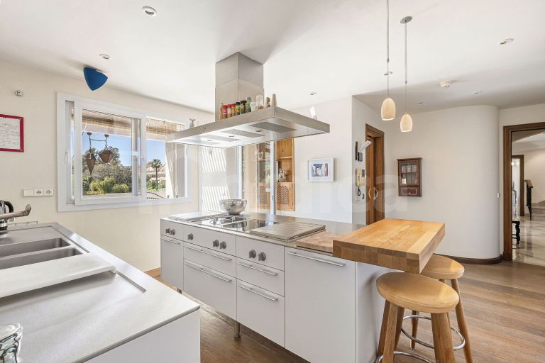 Elegant Duplex Penthouse with Panoramic Views and Expansive Terraces