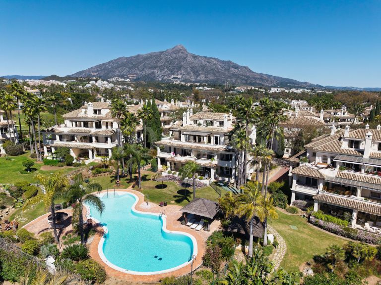Zweistöckiges Penthouse zu verkaufen in Las Alamandas