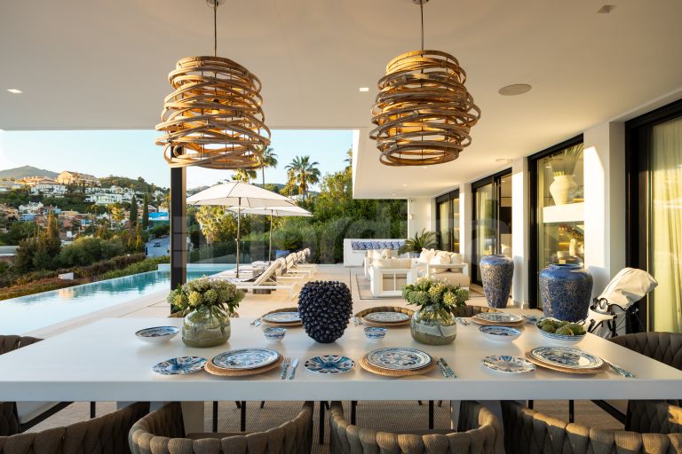 Villa for sale in Nueva Andalucia