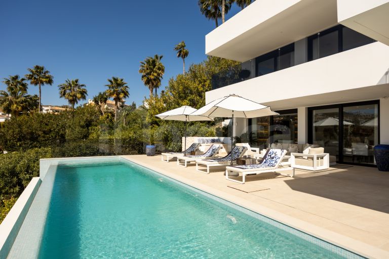 Villa for sale in Nueva Andalucia