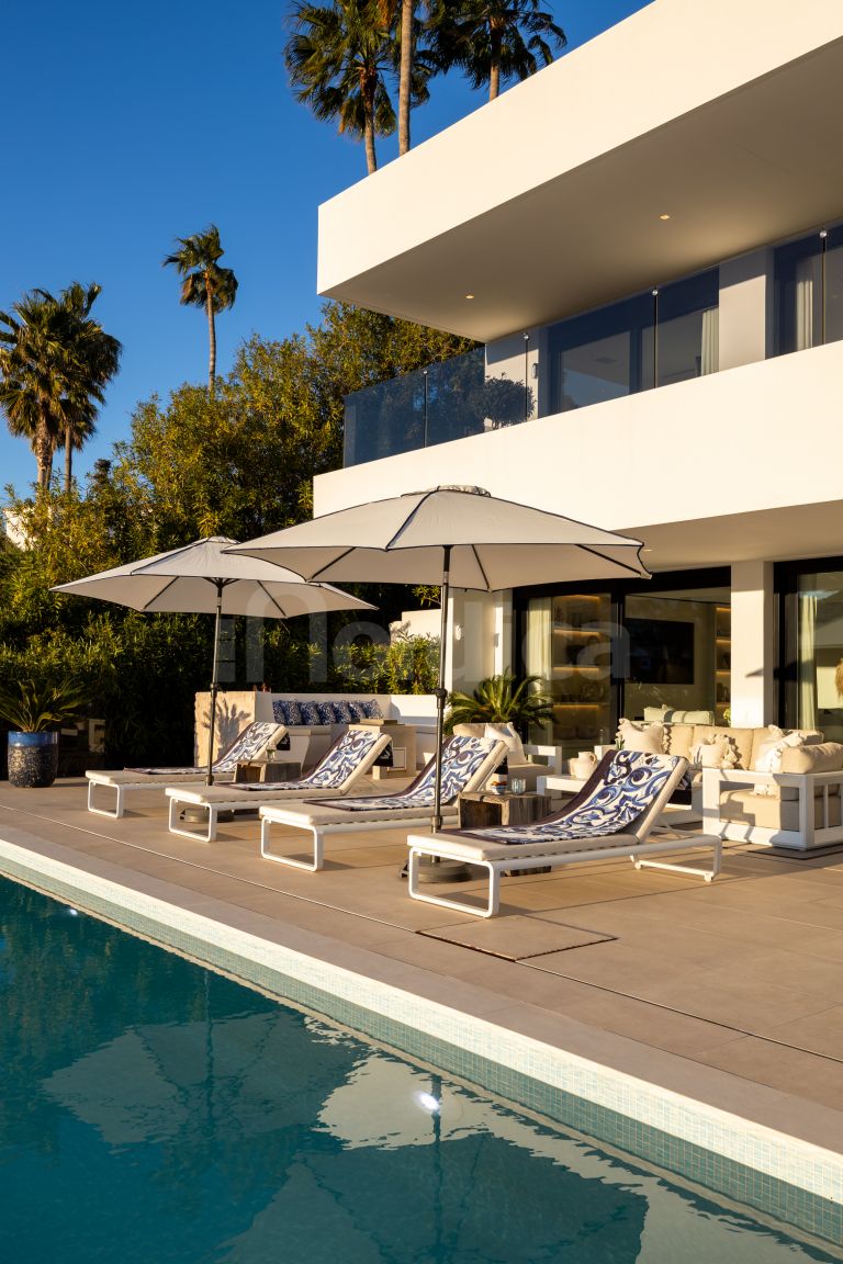 Villa for sale in Nueva Andalucia