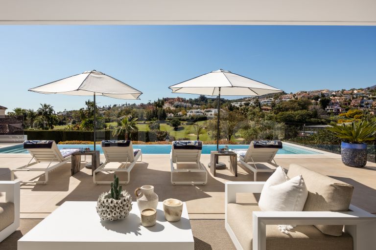 Villa for sale in Nueva Andalucia