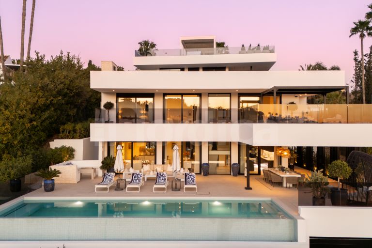 Villa for sale in Nueva Andalucia