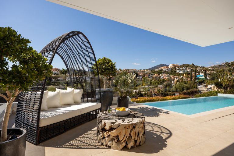 Villa for sale in Nueva Andalucia