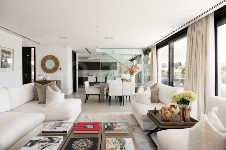 Villa for sale in Nueva Andalucia