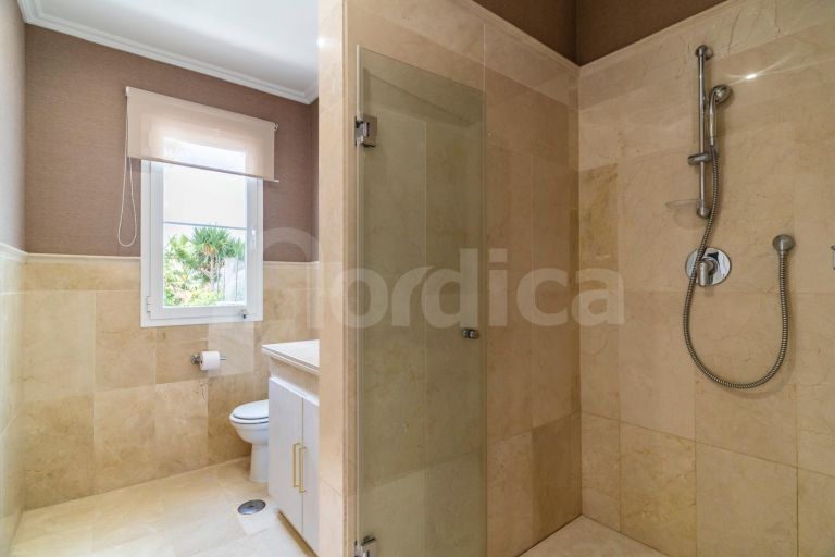 Renovated villa with Panoramic Views in a Secure Gated Community