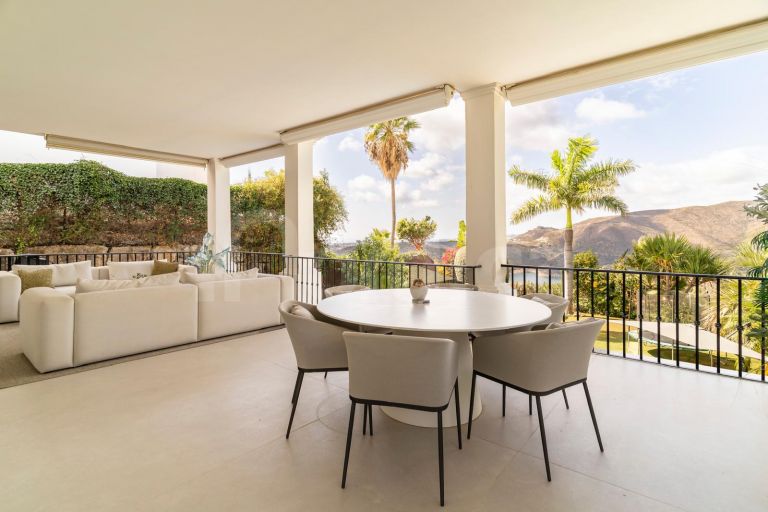 Renovated villa with Panoramic Views in a Secure Gated Community