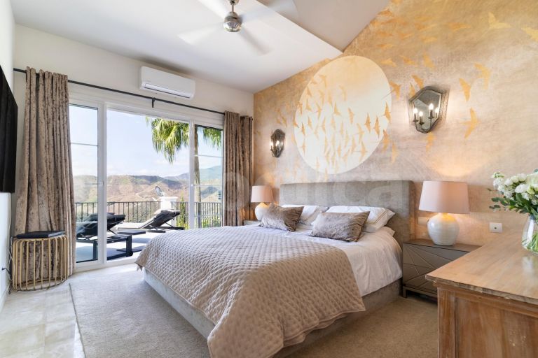 Renovated villa with Panoramic Views in a Secure Gated Community