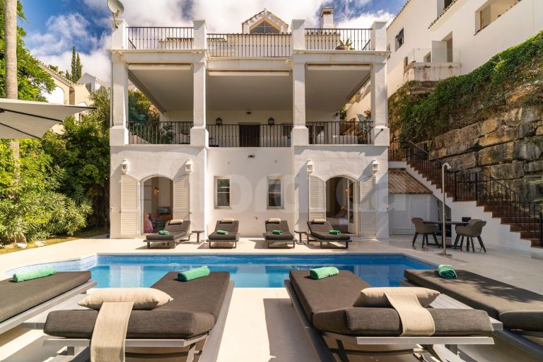 Renovated villa with Panoramic Views in a Secure Gated Community