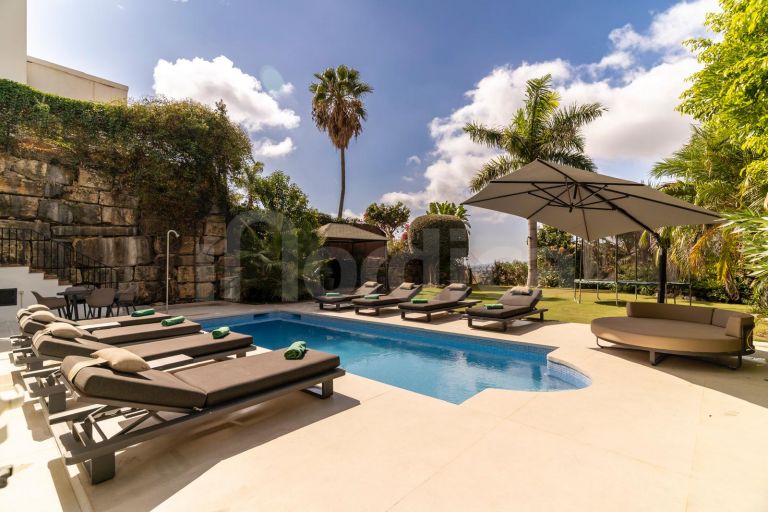 Renovated villa with Panoramic Views in a Secure Gated Community