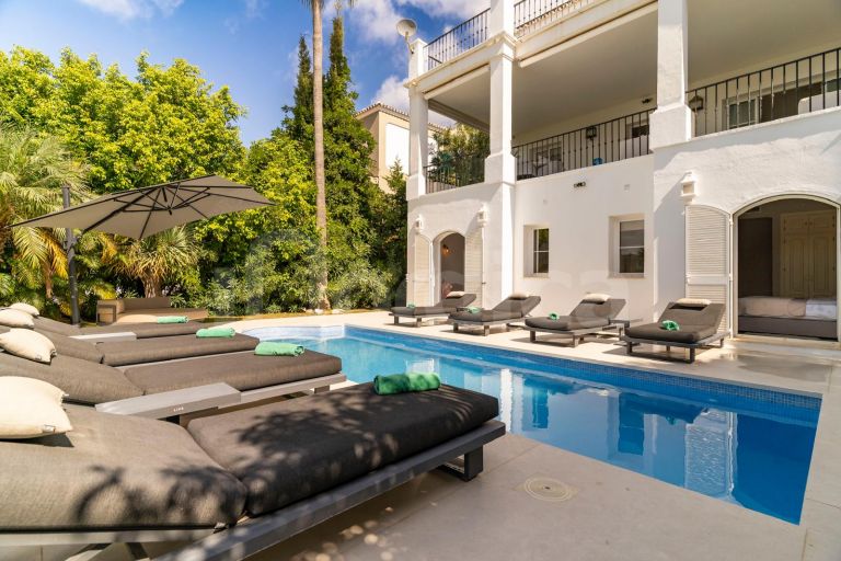 Renovated villa with Panoramic Views in a Secure Gated Community