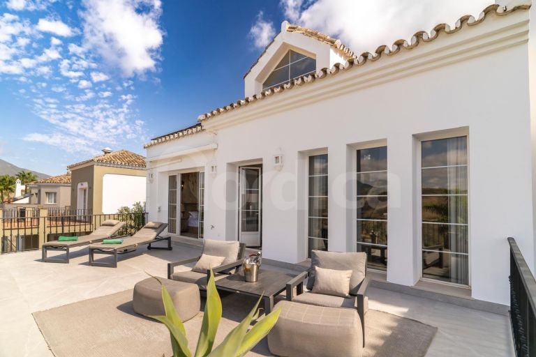 Renovated villa with Panoramic Views in a Secure Gated Community
