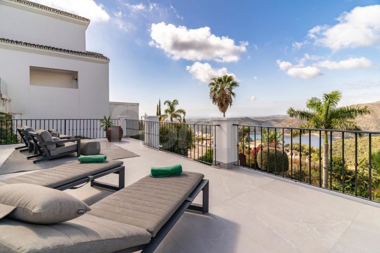 Renovated villa with Panoramic Views in a Secure Gated Community