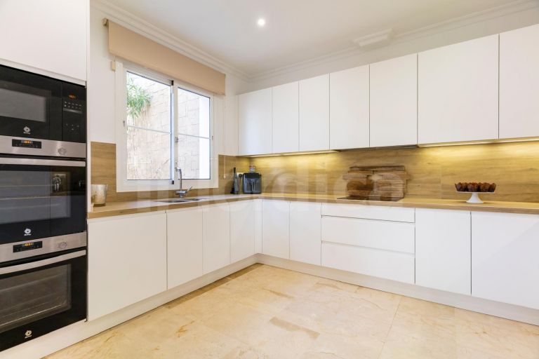 Renovated villa with Panoramic Views in a Secure Gated Community