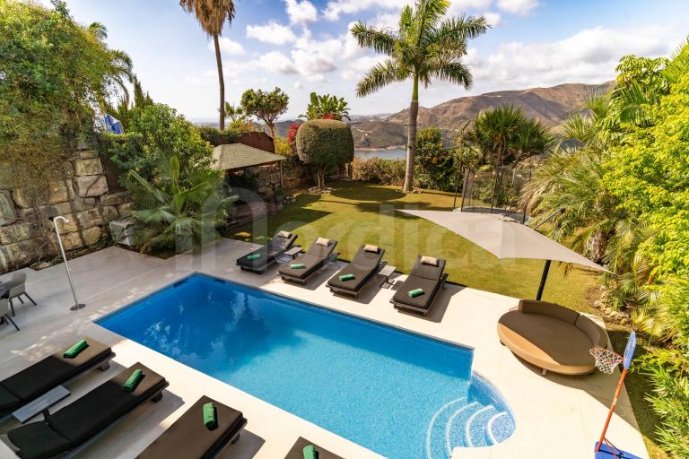 Renovated villa with Panoramic Views in a Secure Gated Community