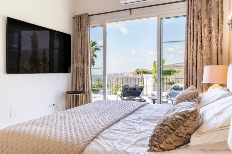 Renovated villa with Panoramic Views in a Secure Gated Community