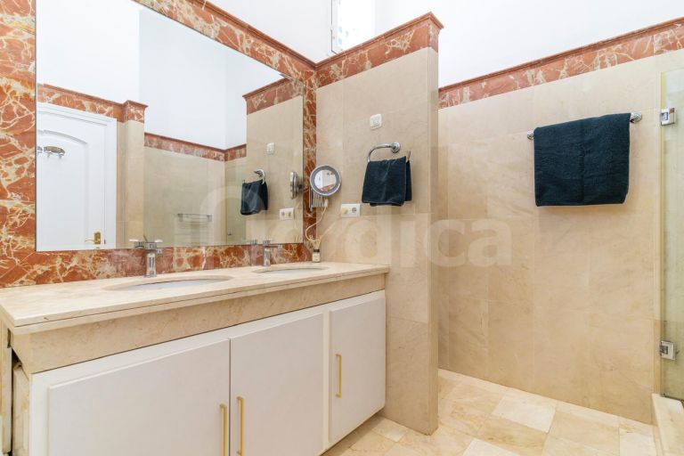 Renovated villa with Panoramic Views in a Secure Gated Community