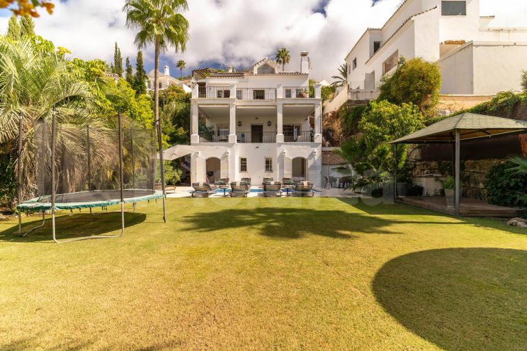 Renovated villa with Panoramic Views in a Secure Gated Community