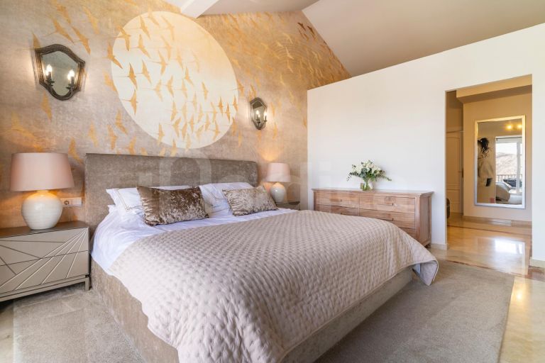 Renovated villa with Panoramic Views in a Secure Gated Community