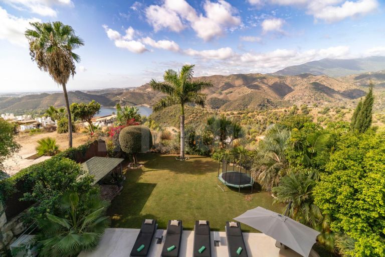 Renovated villa with Panoramic Views in a Secure Gated Community