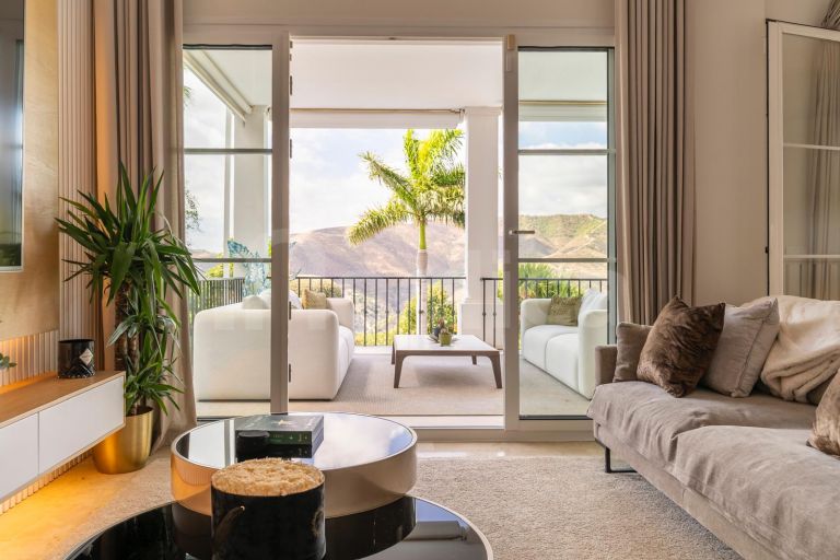 Renovated villa with Panoramic Views in a Secure Gated Community