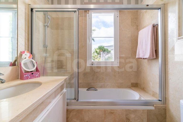 Renovated villa with Panoramic Views in a Secure Gated Community