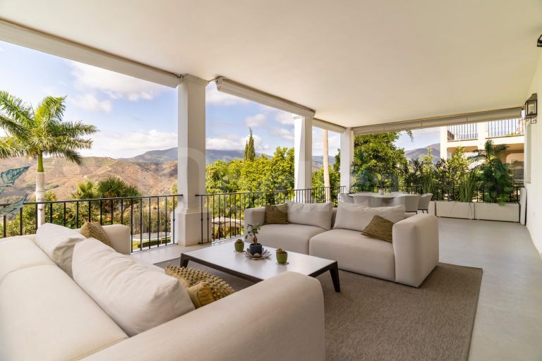 Renovated villa with Panoramic Views in a Secure Gated Community