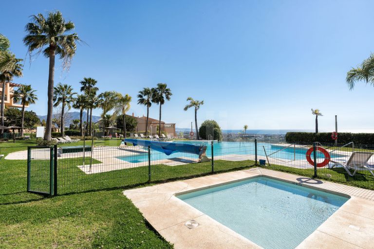 Excellent Penthouse with Breathtaking Sea Views in Recently Built Urbanisation