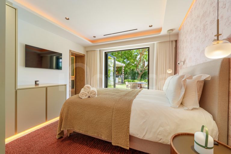 5 bedroom villa beachside Puerto Banus