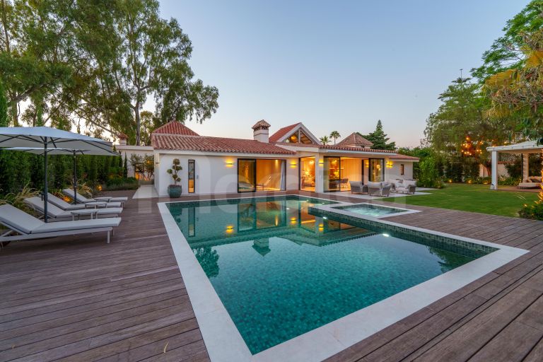5 bedroom villa beachside Puerto Banus