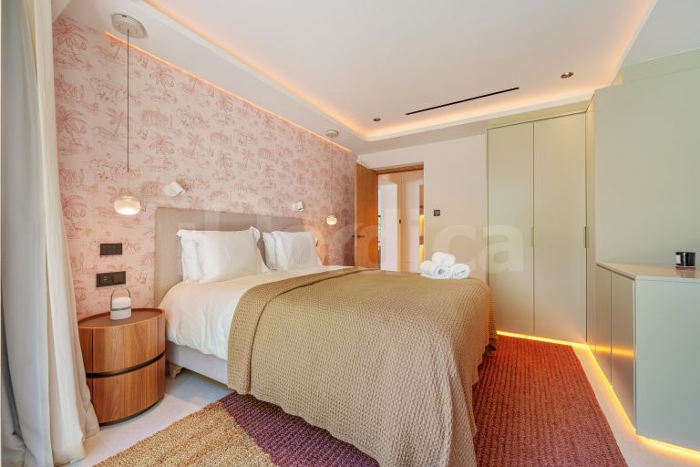 5 bedroom villa beachside Puerto Banus