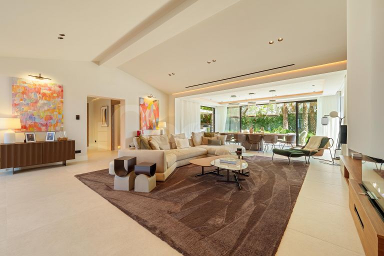 5 bedroom villa beachside Puerto Banus