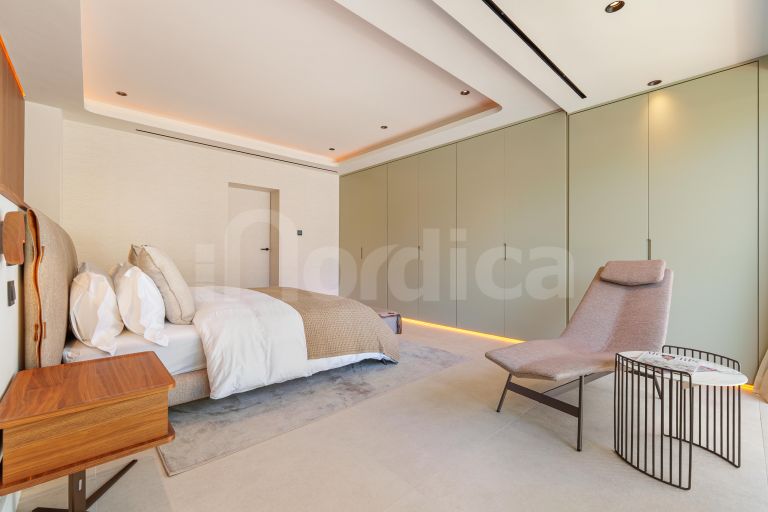 5 bedroom villa beachside Puerto Banus